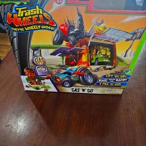 TRASH WHEELS GAS N GO PLAYSET WITH BOX AND 2 EXCLUSIVE CARS